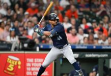 Mariners star Julio Rodriguez shows off glow-in-the-dark bat