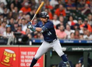 Mariners star Julio Rodriguez shows off glow-in-the-dark bat