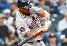 Back with Astros, Jose Abreu has RBI single in loss to Mariners