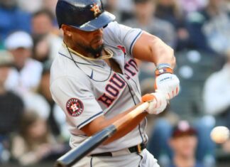 Back with Astros, Jose Abreu has RBI single in loss to Mariners