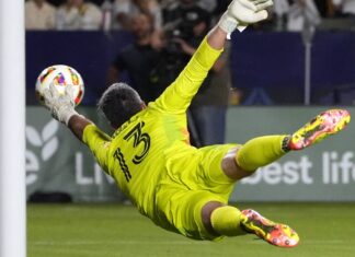 Puig, Pec each score a goal as Galaxy beats Dynamo 2-1