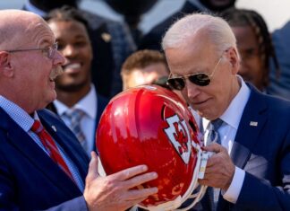 Chiefs gift helmet to President Biden during White House visit
