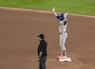 Dodgers’ Dave Roberts looking past Kiké Hernández error