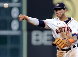 Astros’ Jeremy Pena misplays fly during in-game interview
