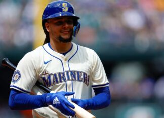 Mariners RHP Luis Castillo steps in as hitter after Mitch Garver injured