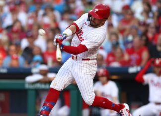 Without Harper, Phillies hit 60-win mark via victory over Dodgers