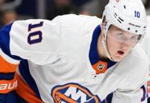 New York Islanders sign Simon Holmstrom to one-year contract