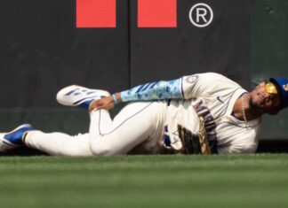 Mariners’ Julio Rodriguez sprains ankle after crashing into fence