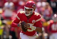 Patrick Mahomes pulls off behind-the-back pass to Travis Kelce