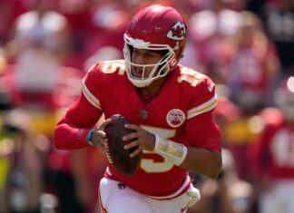 Patrick Mahomes pulls off behind-the-back pass to Travis Kelce