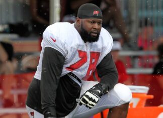 Ex-NFL player arrested after allegedly urinating on plane passenger