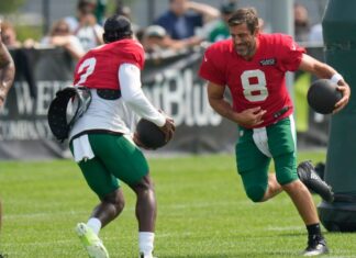 Jets QBs Rodgers, Taylor having fun as old guys in the room