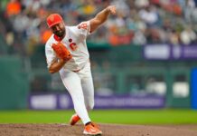 Giants place starting pitchers Robbie Ray, Jordan Hicks on IL