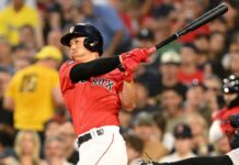 Red Sox’s Rob Refsnyder removed from lineup with wrist injury