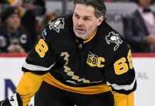 Jaromir Jagr begins 37th pro season, has assist in loss