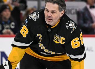 Jaromir Jagr begins 37th pro season, has assist in loss