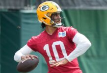 Packers list QB Jordan Love (knee) as questionable vs. Titans