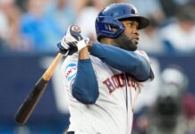 Astros’ Yordan Alvarez makes early exit with knee contusion