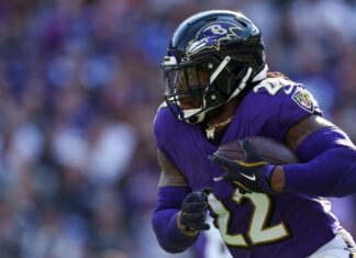 Ravens’ Derrick Henry can break rushing record, Lamar Jackson says