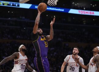 Anthony Davis stays hot, scores 35 as Lakers improve to 2-0