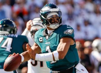 Eagles’ Jalen Hurts throws perfect 45-yard TD pass to DeVonta Smith