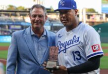 Royals catcher Salvador Perez wins Roberto Clemente Award