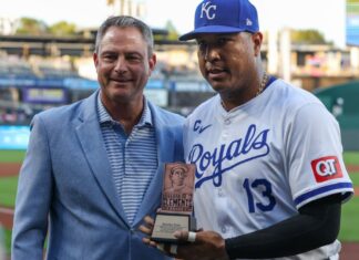 Royals catcher Salvador Perez wins Roberto Clemente Award