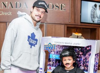 Auston Matthews meets fan who dressed as him for Halloween