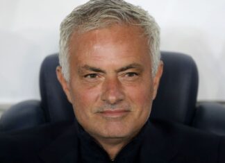Jose Mourinho injured after collision with Fenerbahce player