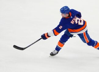 Islanders’ Mike Reilly appears to hit head on ice, helped off