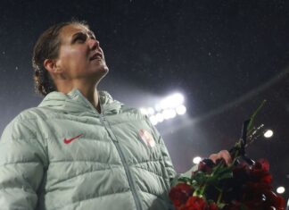 Christine Sinclair extends career as Portland make playoffs