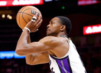 Kings’ De’Aaron Fox playing through injury to shooting hand