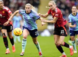 Arsenal impress at Man United; hosts lucky to rescue WSL draw