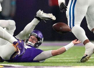 Fumble by Vikings’ Sam Darnold leads to Kenny Moore II TD for Colts