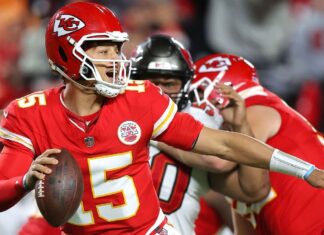 Chiefs survive OT, Mahomes injury scare to beat Bucs