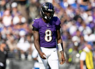 Lamar Jackson receives friendship bracelet from young fan